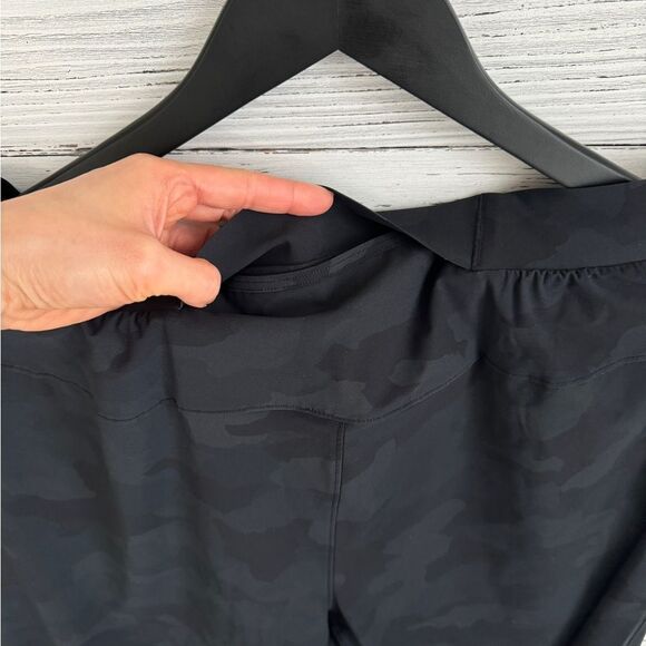 Lululemon - Men’s Black Camo Surge Pants - Picture 6 of 8